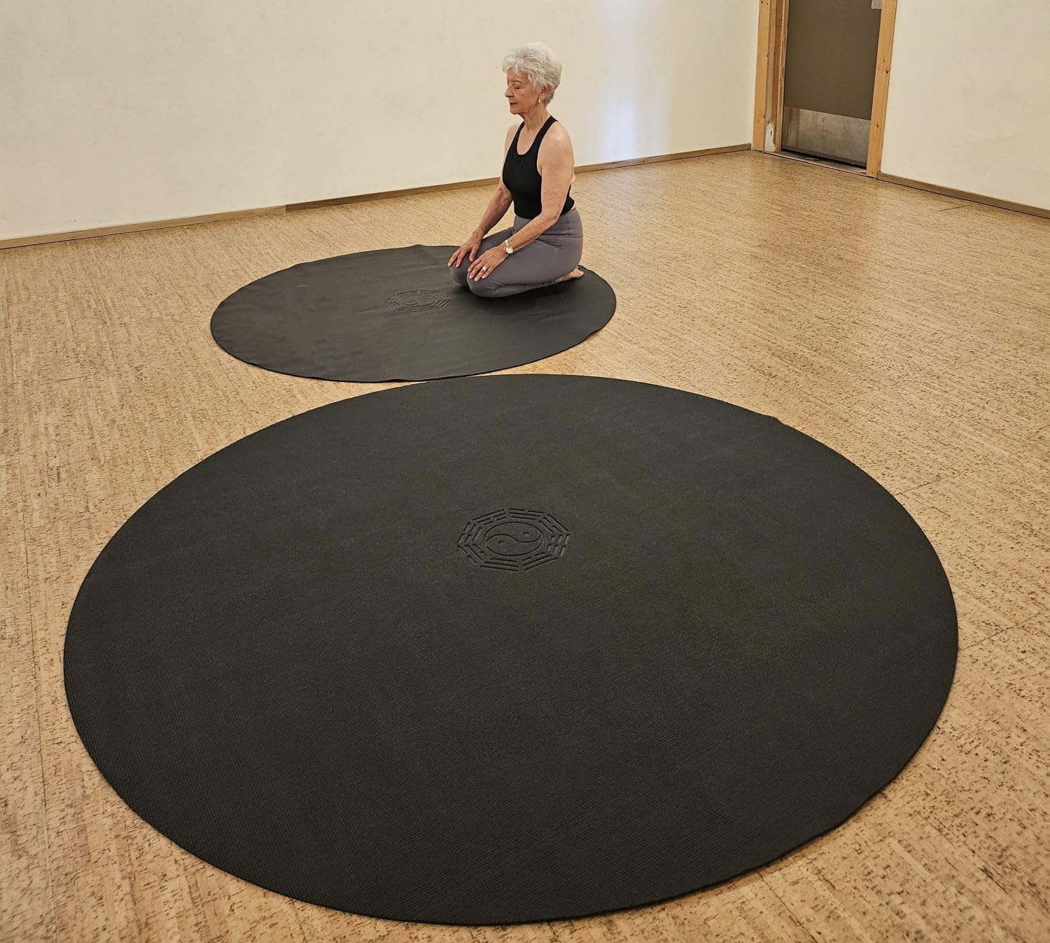 Pilates Yin Yoga - 直径72インチ（6フィート）の大型円形ヨガマット 瞑想 ピラティス 太極拳 陰陽