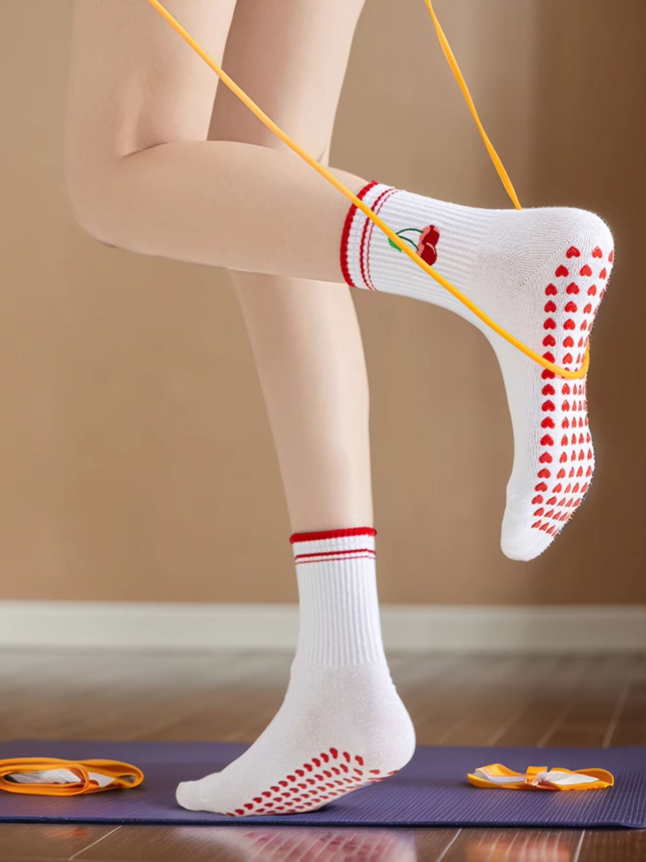 Pilates & Yoga Unleashed Studio Tuckahoe - 1組のクロスボーダープロフェッショナルヨガソックス、コットンストラップ付きシリコン滑り止めピラティスフィットネスダンスフロアソックス